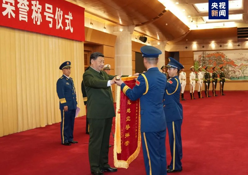 中央軍委舉行頒授“八一勛章”和榮譽稱號儀式 習近平向“八一勛章”獲得者頒授勛章和證書 向獲得榮譽稱號的單位頒授榮譽獎旗.jpg