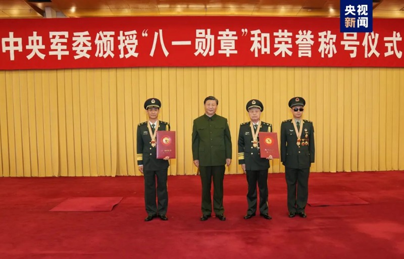 中央軍委舉行頒授“八一勛章”和榮譽稱號儀式 習近平向“八一勛章”獲得者頒授勛章和證書 向獲得榮譽稱號的單位頒授榮譽獎旗.jpg